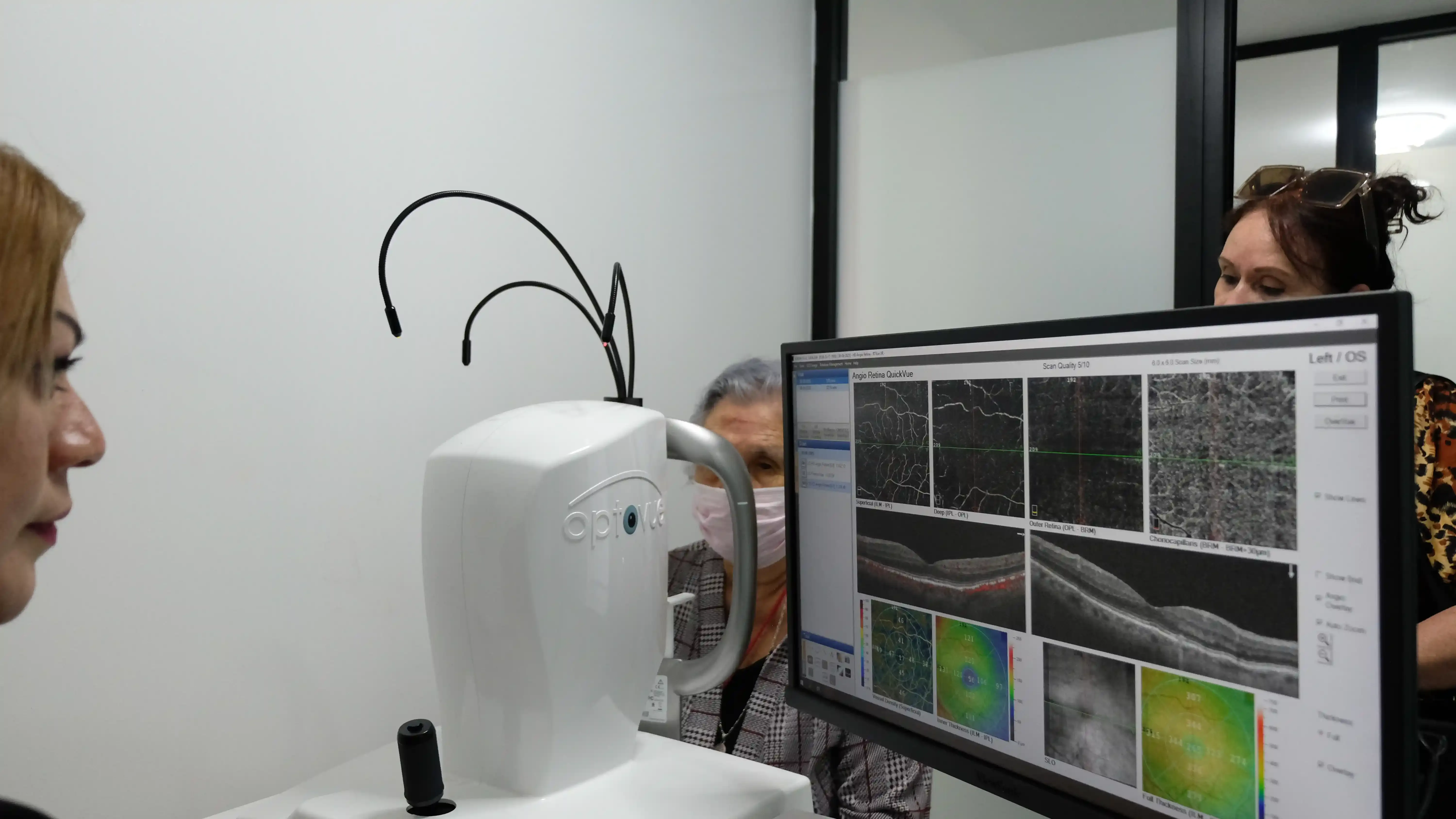 Paciente realizando una prueba de campo visual para detectar glaucoma.