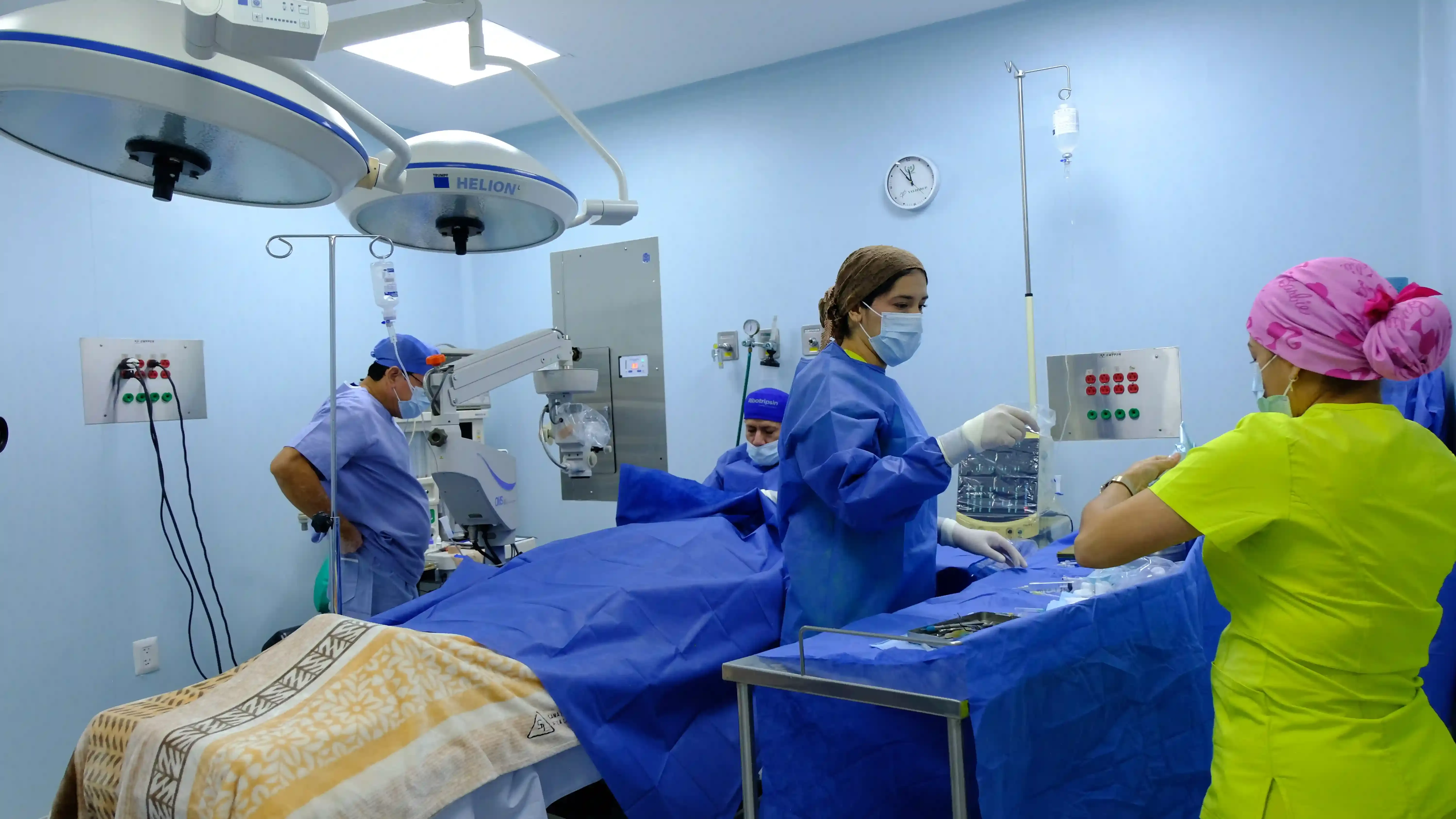 Representación de los instrumentos microquirúrgicos utilizados en una cirugía de vitrectomía.