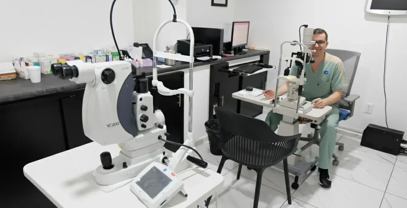 Ilustración mostrando cómo un ojo hipermétrope enfoca la luz detrás de la retina, causando visión borrosa.