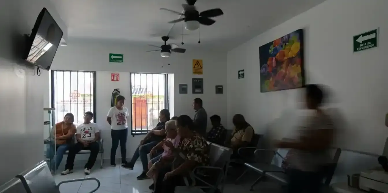 Ilustración comparativa de una visión clara frente a una visión con astigmatismo, mostrando el efecto borroso.