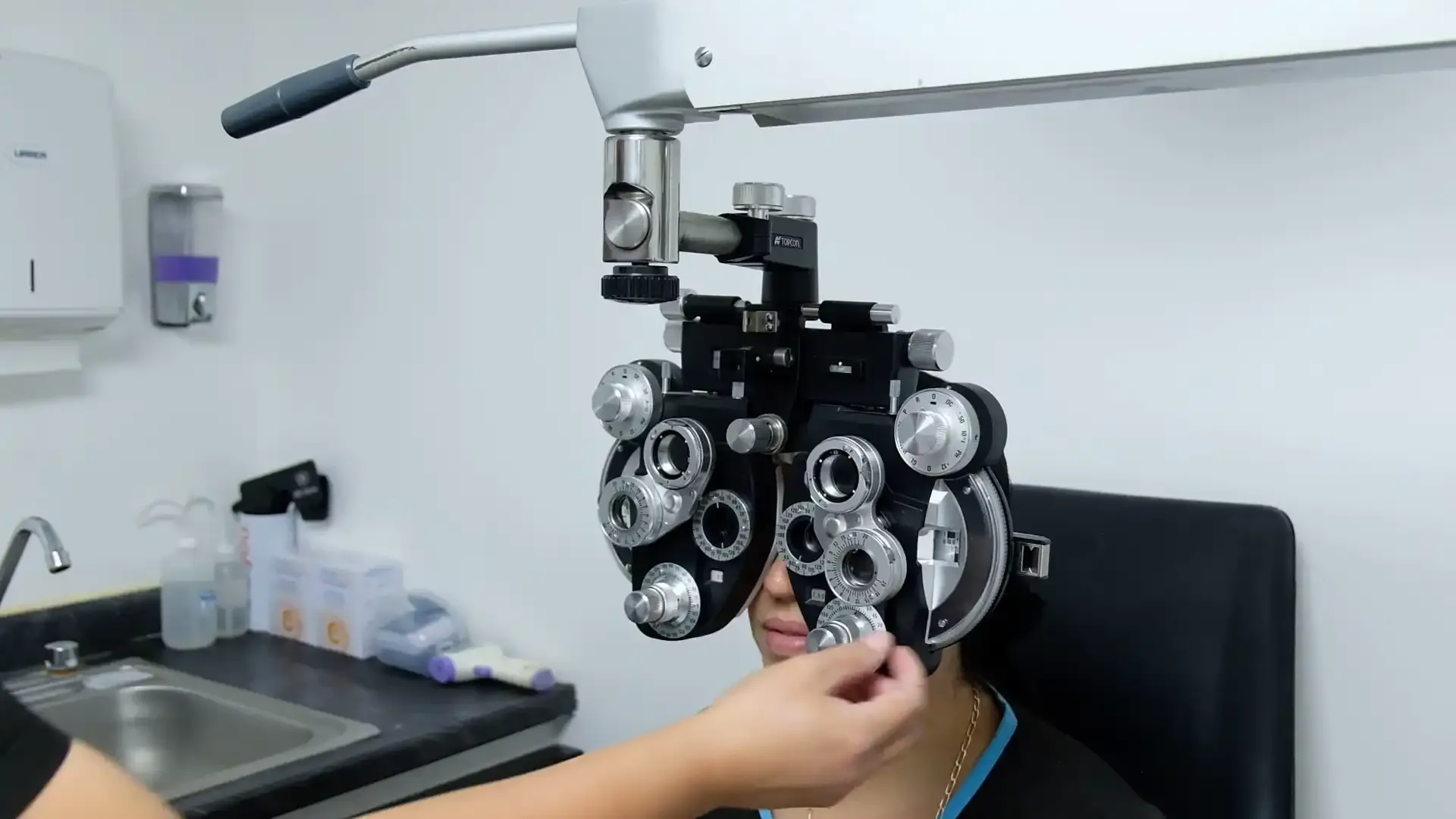 Persona sonriendo mientras se prueba unas gafas nuevas en una óptica.
