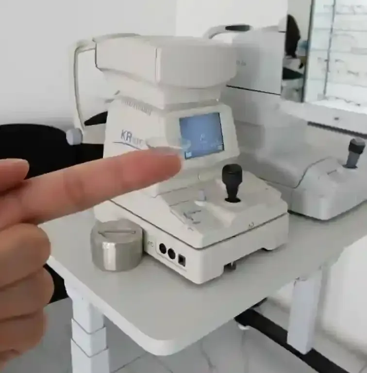 Persona colocando cuidadosamente un lente de contacto en su dedo índice, preparándose para insertarlo.