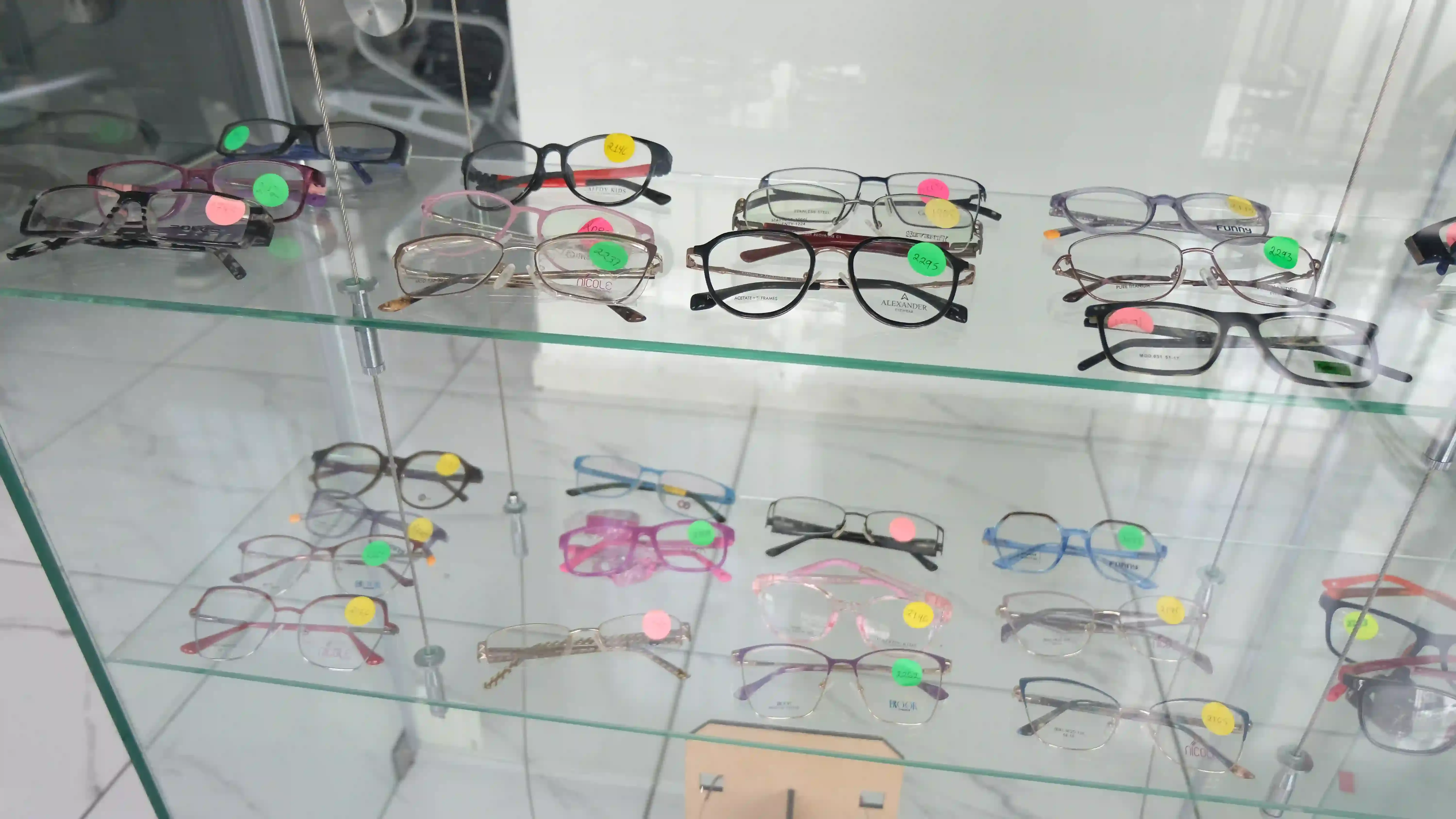 Comparación de unas gafas modernas junto a un estuche de lentes de contacto.