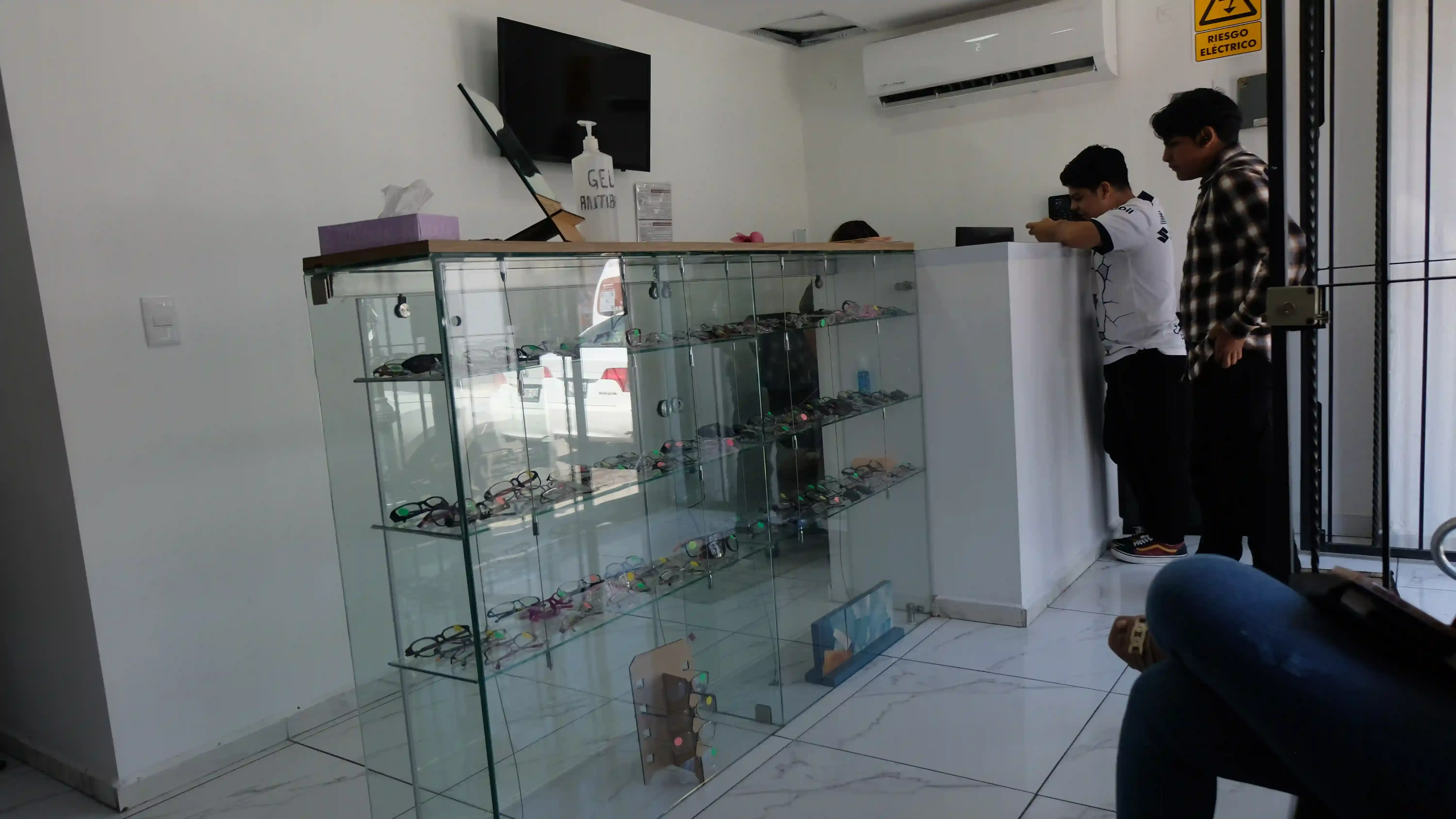 Exhibidor con una gran variedad de armazones de gafas de diferentes estilos, materiales y colores.