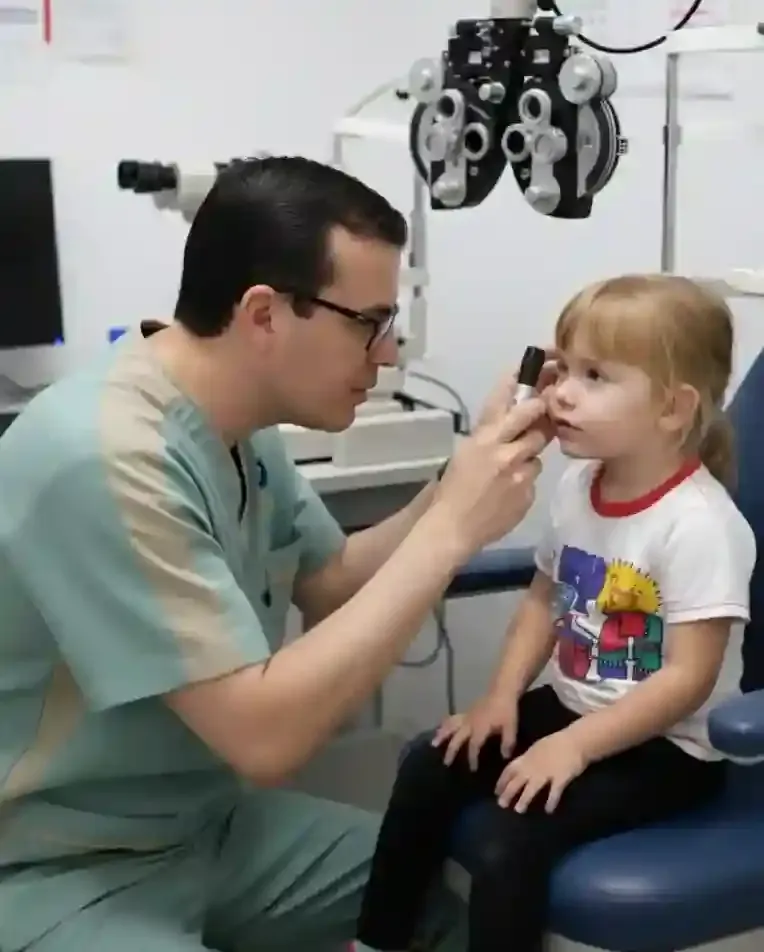 Colección de coloridas y modernas gafas para niños exhibidas en una óptica.