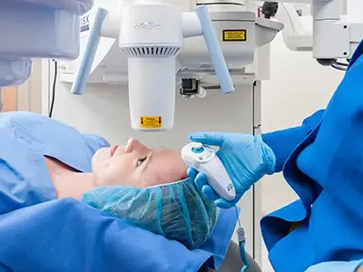 Equipo Avedro para cross-linking corneal tratando un paciente